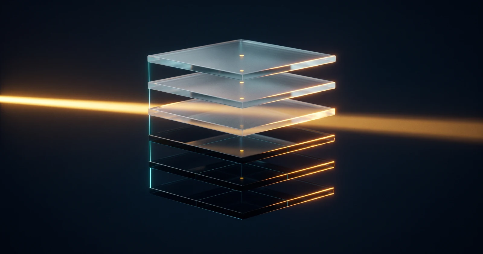 Illustration abstraite : une pile de plaques de verre superposées traversée par un faisceau de lumière dorée qui en éclaire les tranches.